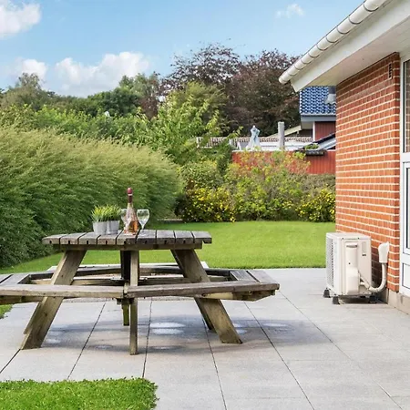 Beautiful In With Sauna, Wifi And 4 Bedrooms Feriehus